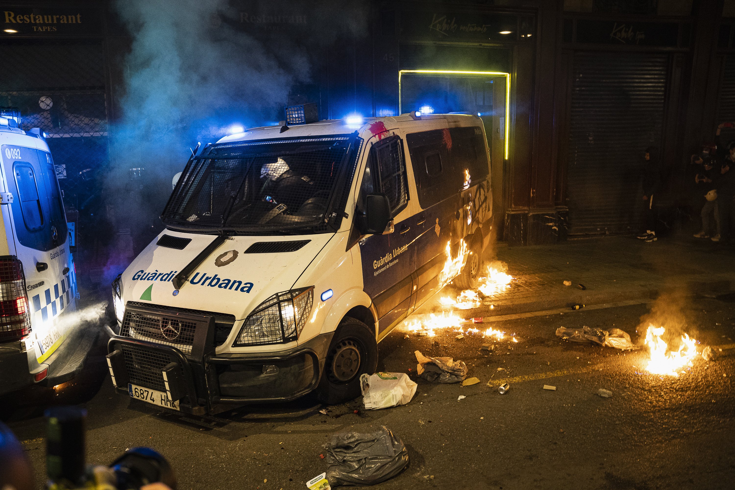 Detenido en la frontera un nuevo acusado de la quema del furgón policial de Barcelona