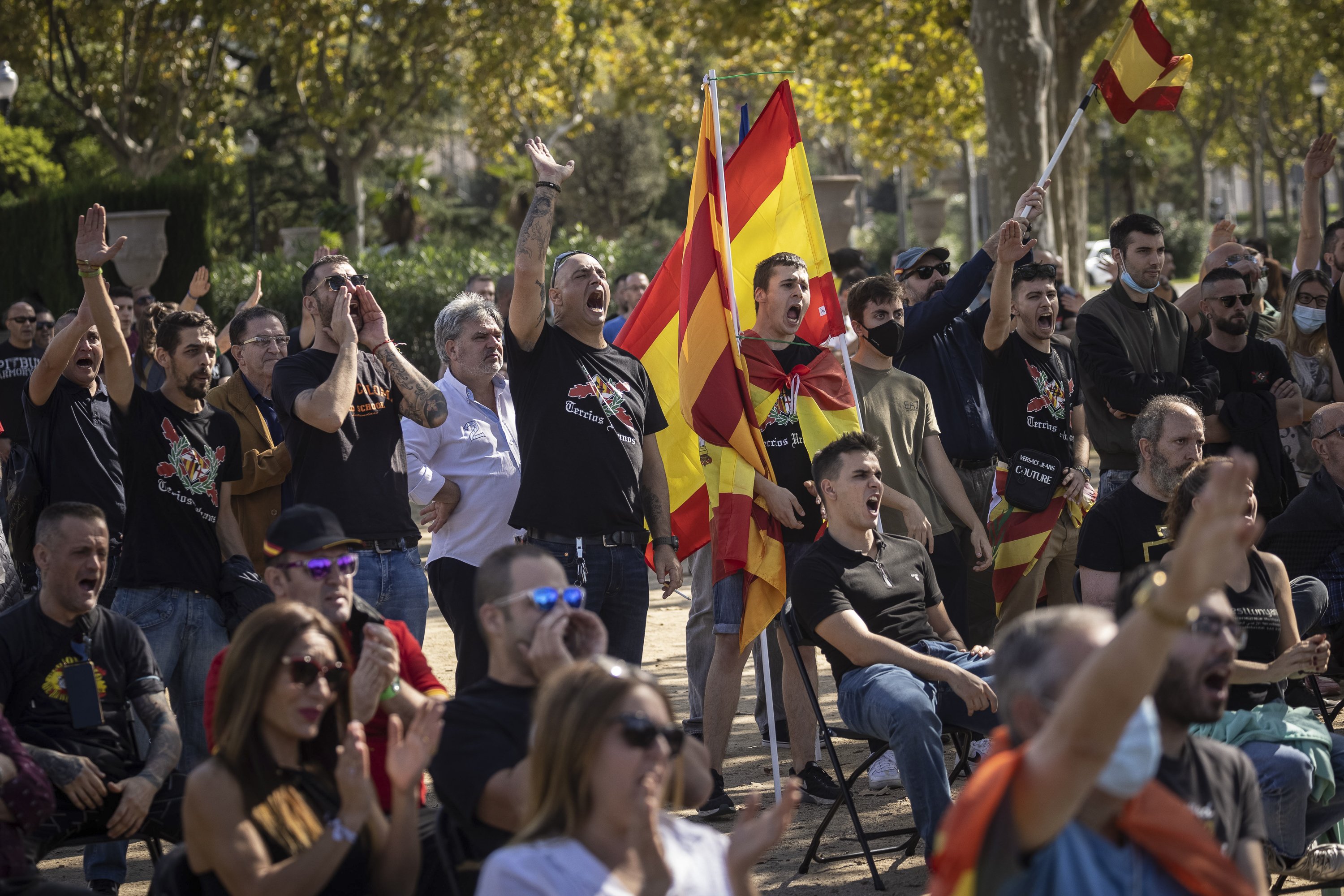 Manifestacion ultra fascismo unionistas Saludos Nazis banderas franquistas Montjuic 12O dia de la hispanidad - Sergi Alcàzar