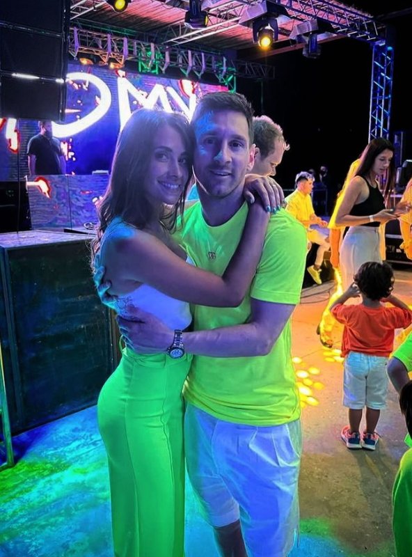 Leo Messi y Antonela Roccuzzo fluor party @leomessi