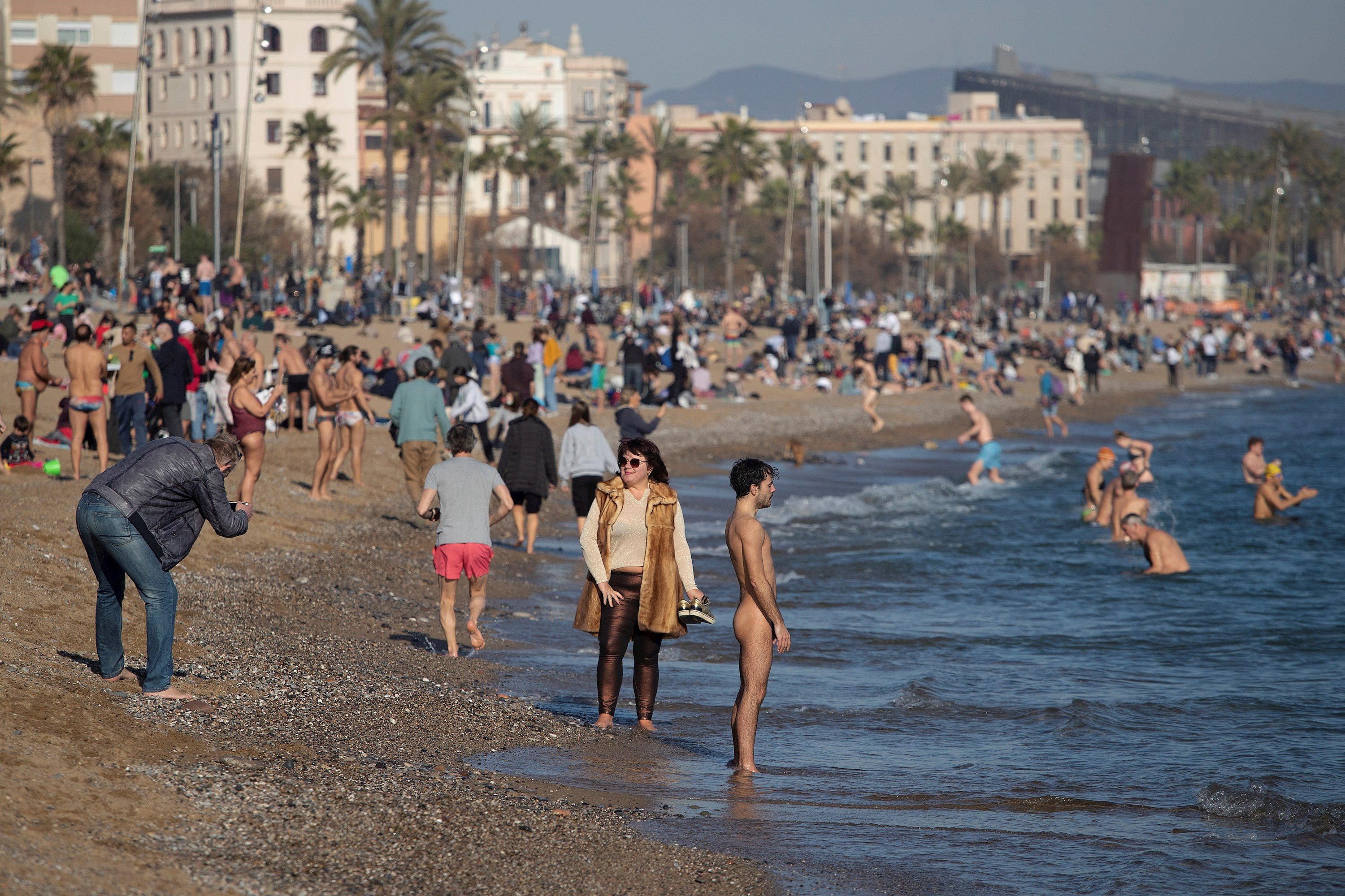 Playas llenas en Barcelona por las altas temperaturas