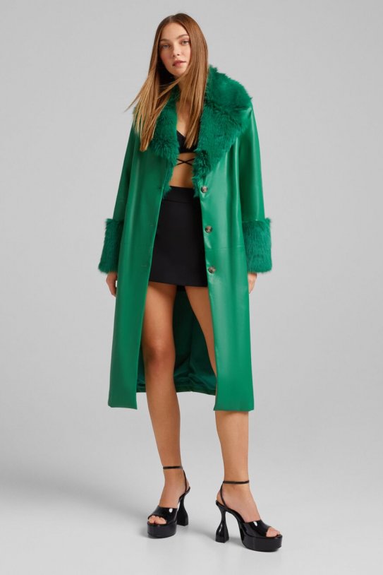 Efecto con pelo y de color verde para el abrigo de Bershka de menos de 60 euros que parece