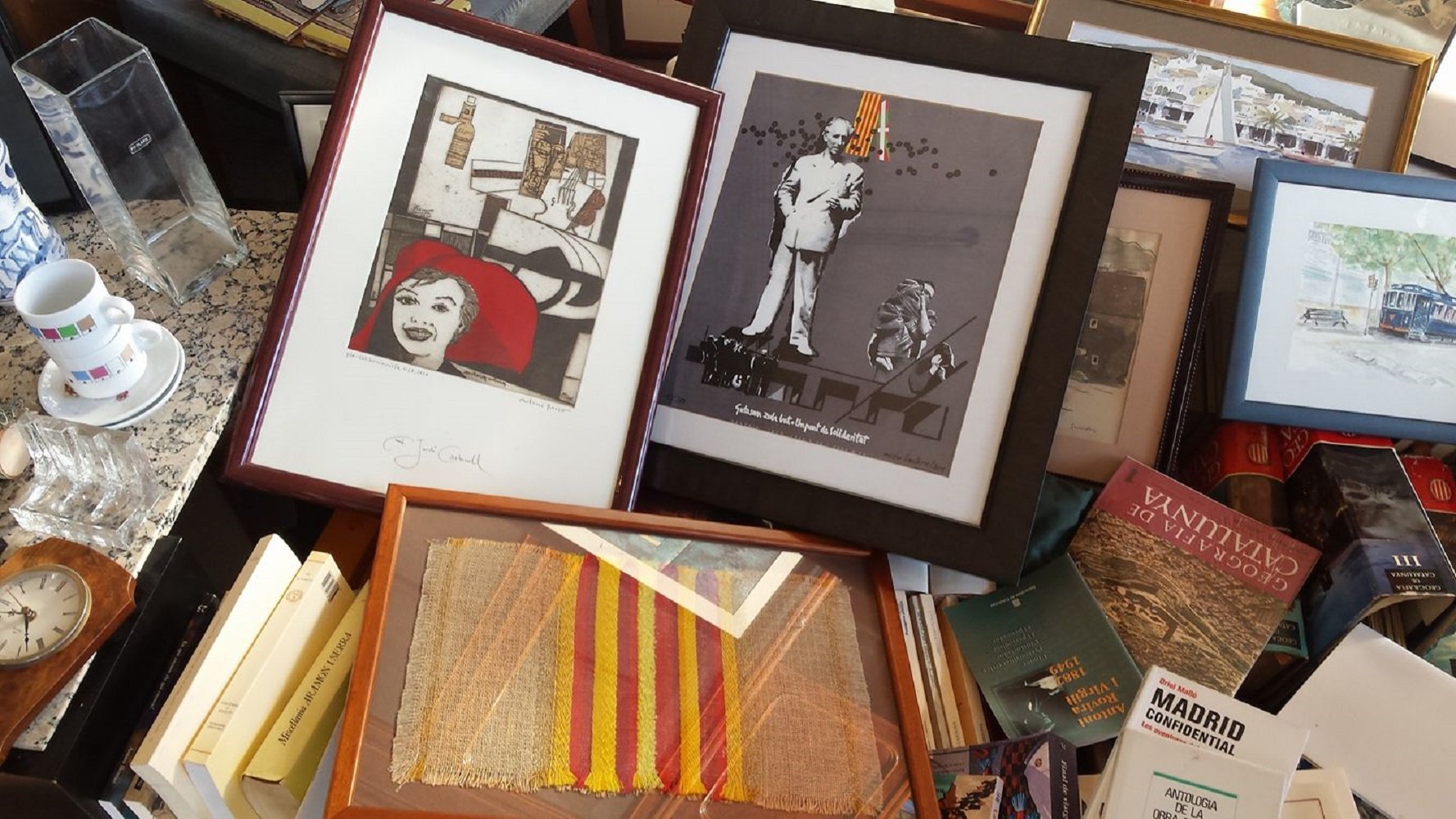 Libros y objetos de Jordi Carbonell aparecen en los Encants