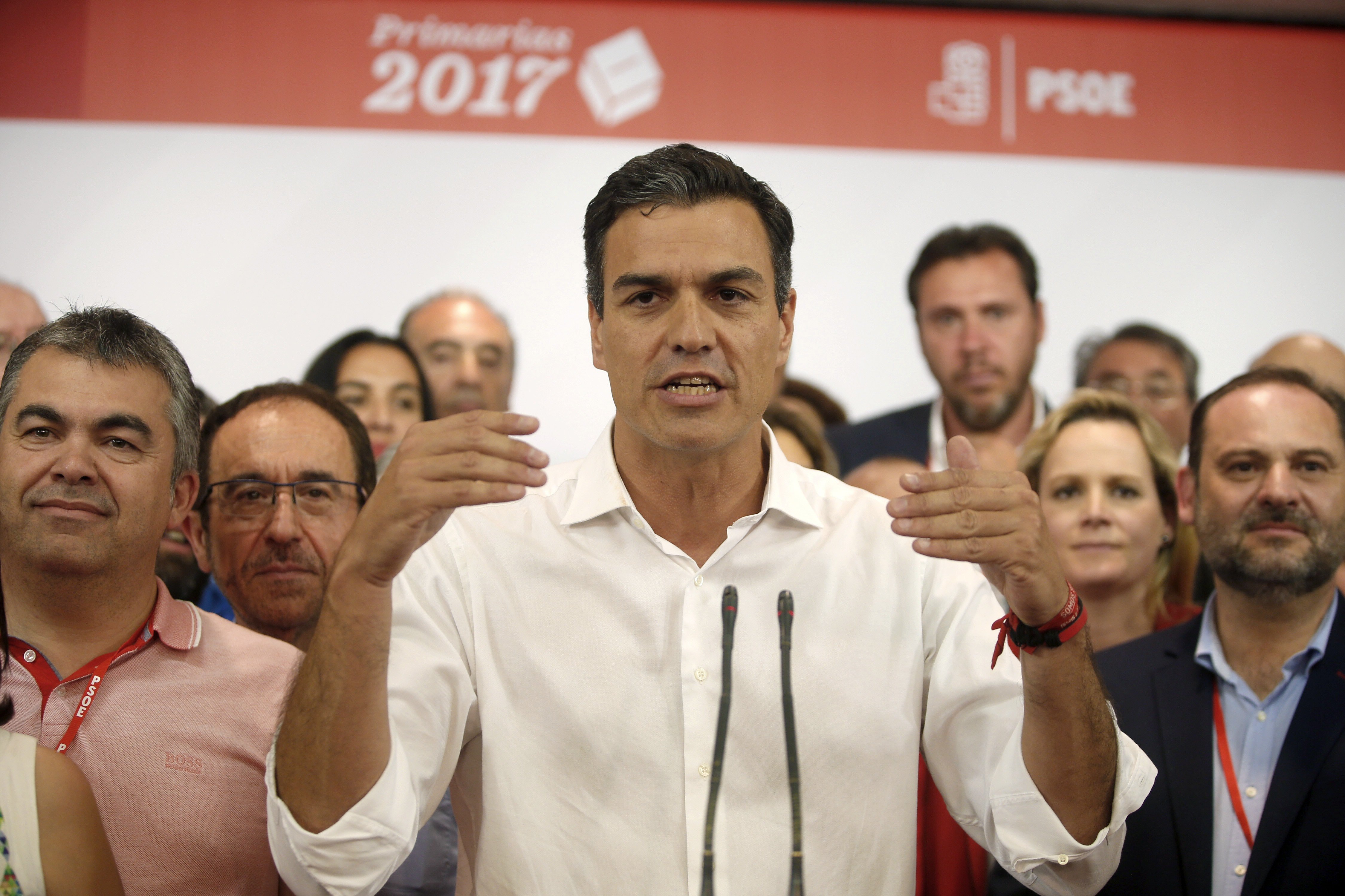 La negativa de Sánchez al referèndum dóna oxigen a Rajoy