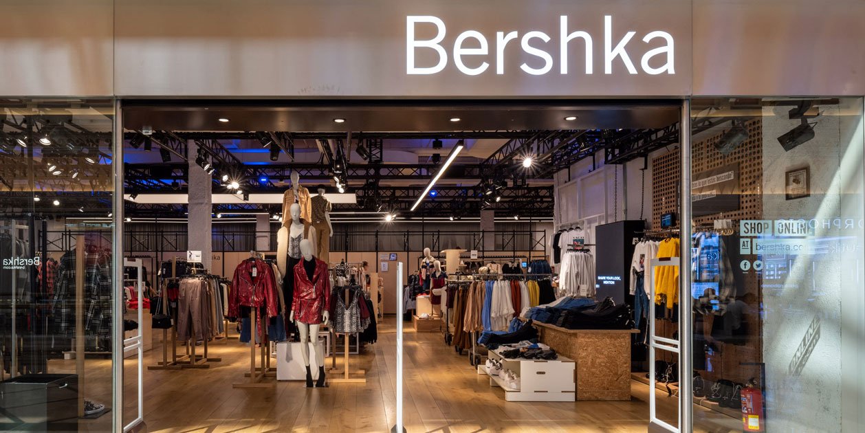 De las rebajas de Bershka, cada vez son más las que fichan los leggings efecto piel a 9,99 euros