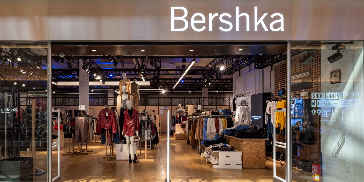 Amor a primera vista amb el nou conjunt verd setinat i assequible de Bershka