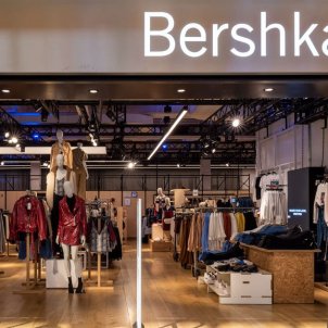 Bershka tiene un pantalón efecto piel de cocodrilo que ya es lo más vendido