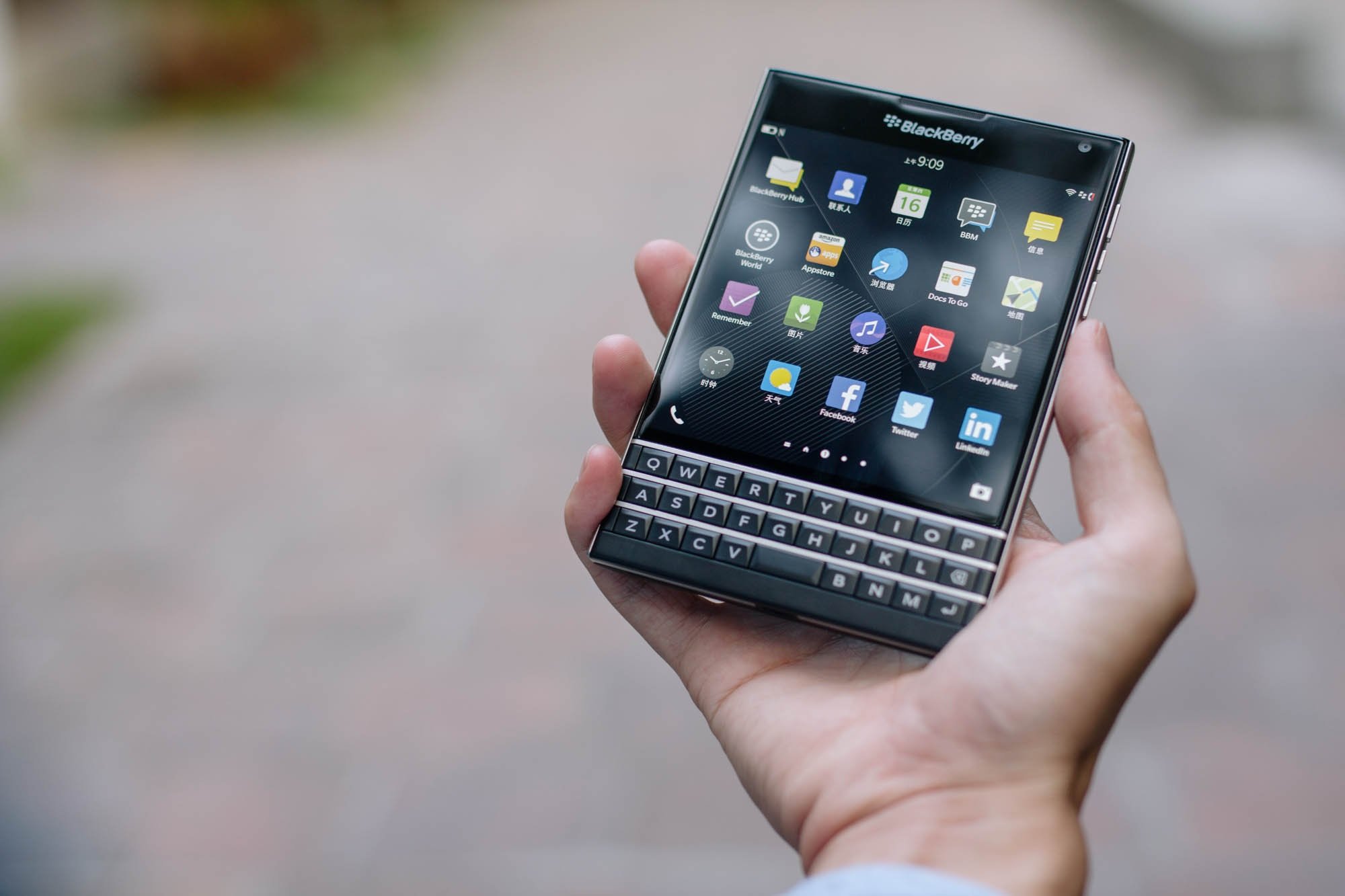 BlackBerry en la mano