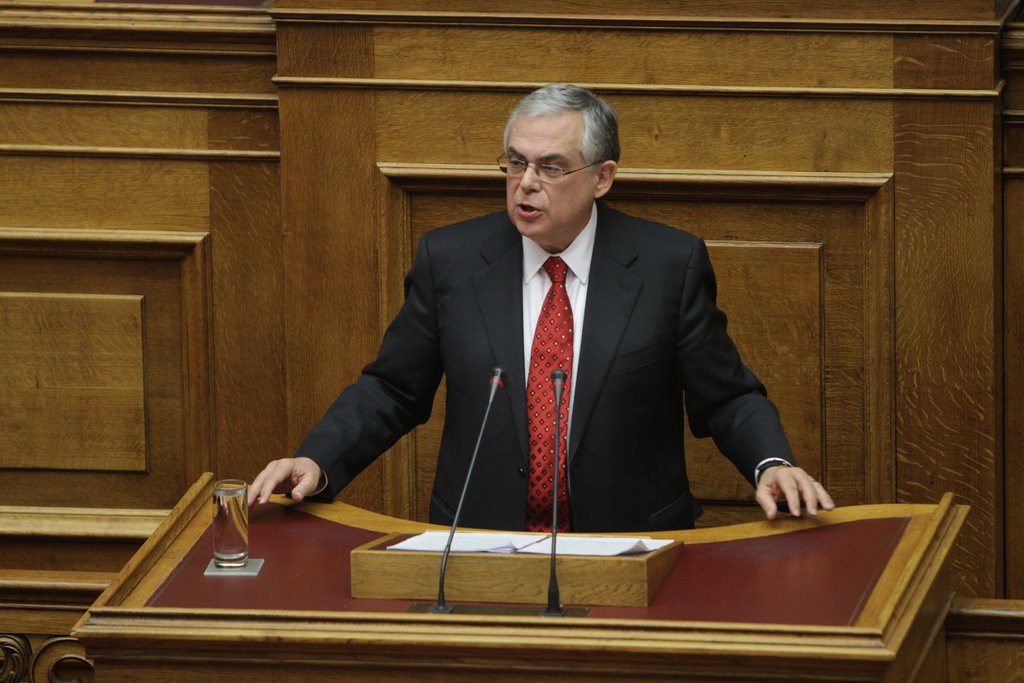 L'exprimer ministre grec Papademos, ferit per una carta-bomba