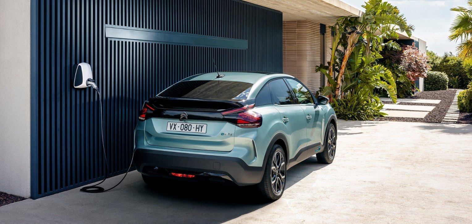 Cuál es el coche con la póliza de seguro más cara: gasolina, híbrido o eléctrico