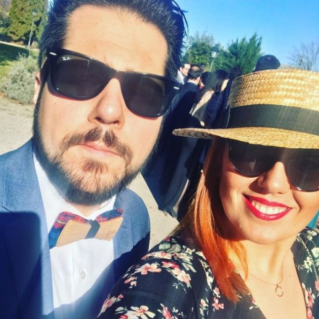Elisenda Carod y su pareja Xavi Fernández en un boda @elisendacarod