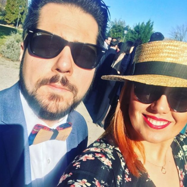 Elisenda Carod y su pareja Xavi Fernández en uno boda @elisendacarod