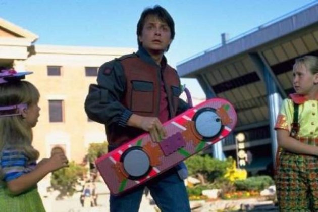 Michael J.Fox con el patinete volador