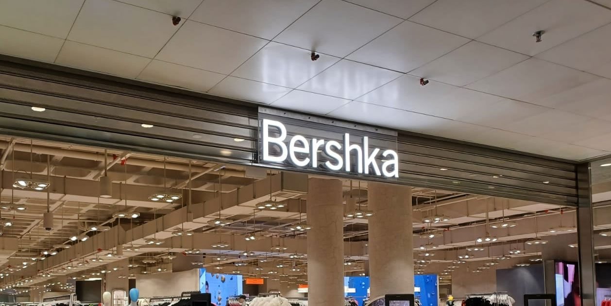 Són els botins més venuts de Bershka perquè tenen bon preu, el glamur del xarol i plataforma subtil