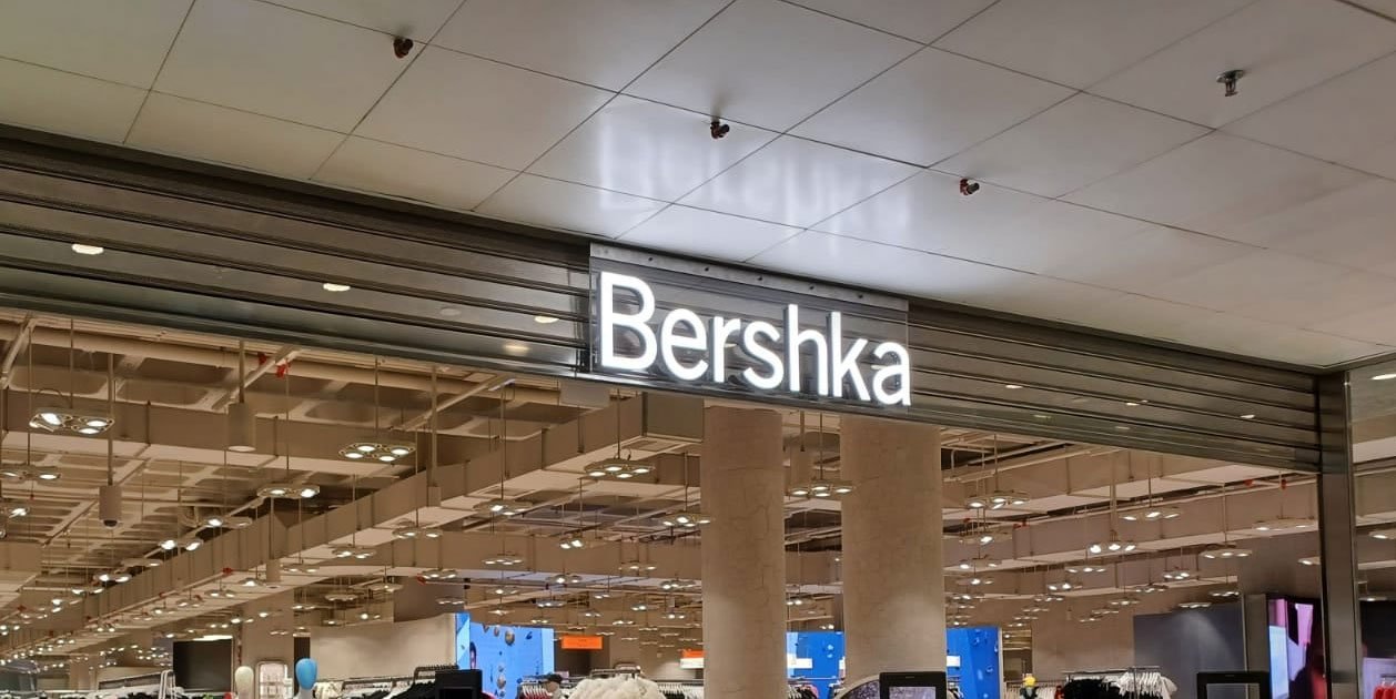 Imposible no mirar el abrigo de Bershka que rompe moldes y que deja caer el precio al mínimo para las rebajas