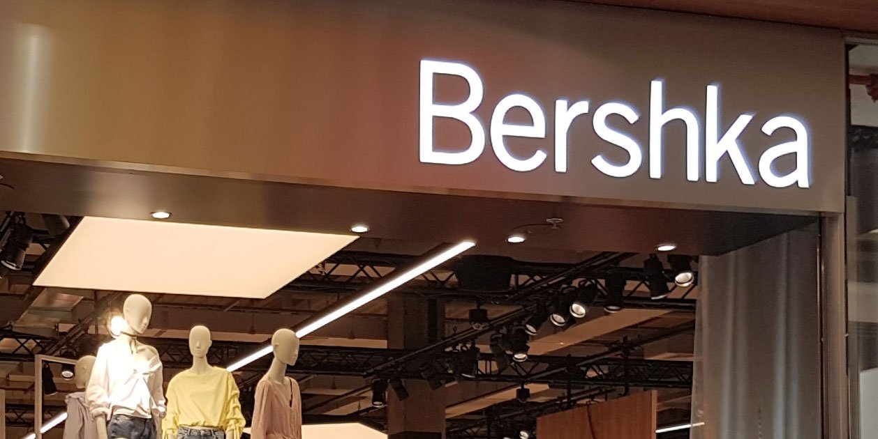 Bershka traslada la tendencia patchwork de Dior y Dolce & Gabbana a un abrigo rebajado en un 56%