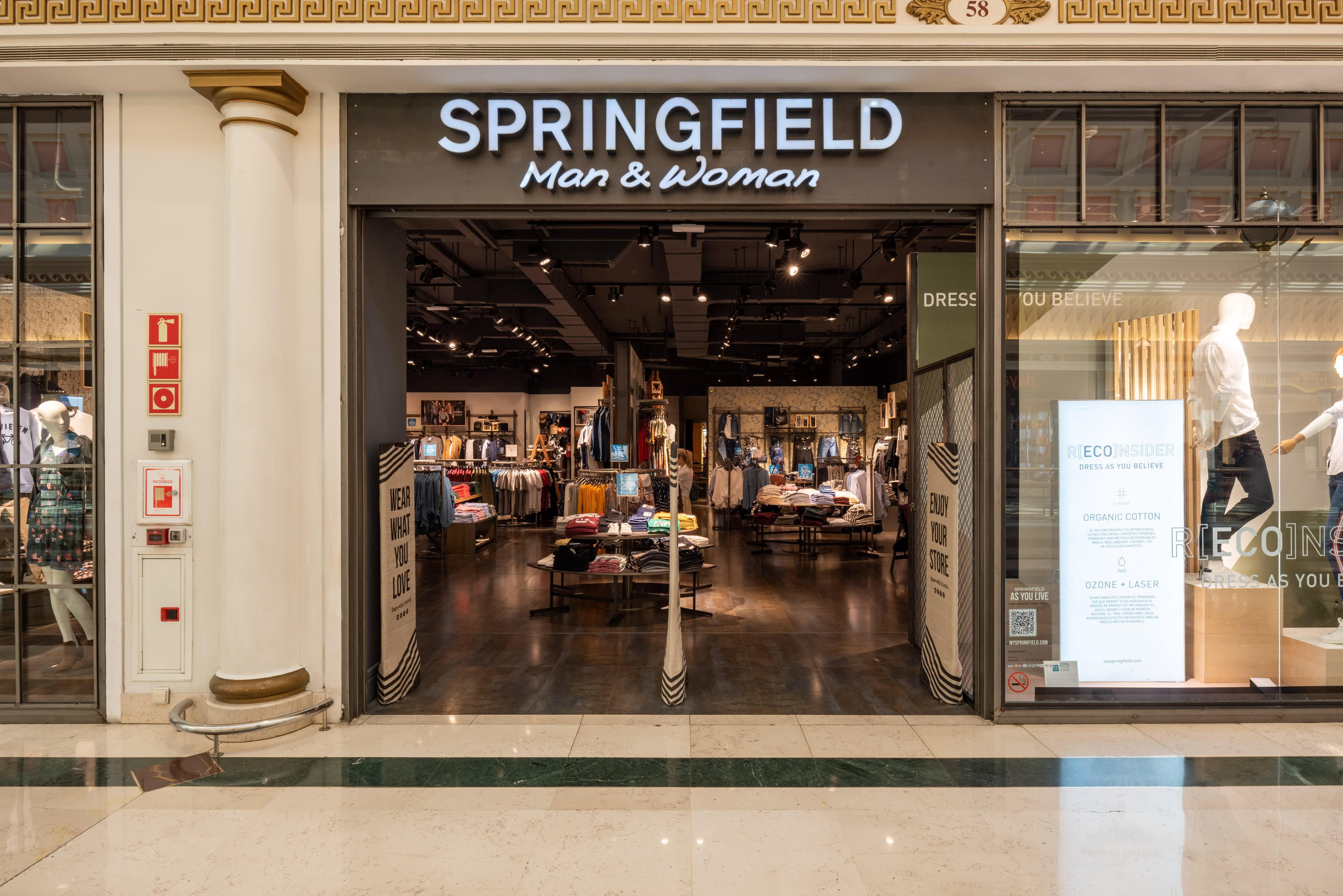 10 euros para el imprescindible de Springfield (con muchas flores) que no puede faltar en ningún armario