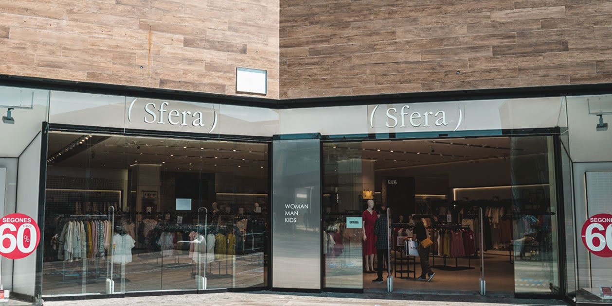 Un jardín de flores en blanco y negro en el nuevo pantalón de Sfera