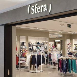 Les clientes més elegants de Sfera no estan deixant escapar la nova camisa blanca