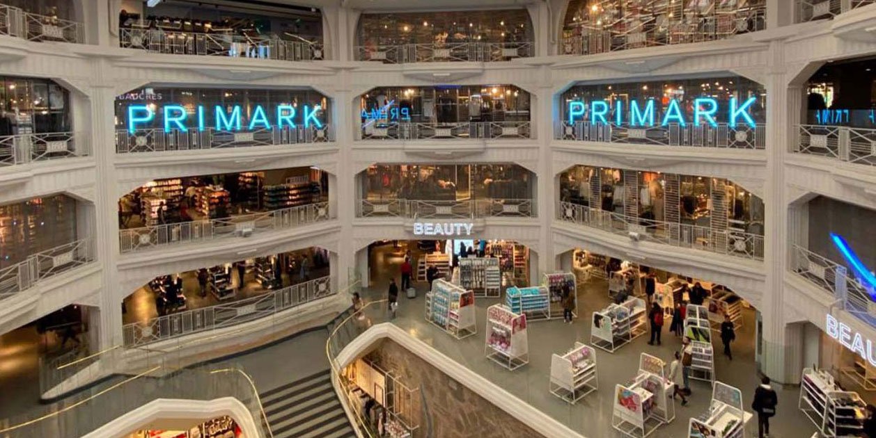 20 euros es lo que cuesta el vestido vintage de Primark que compran las invitadas de mayo