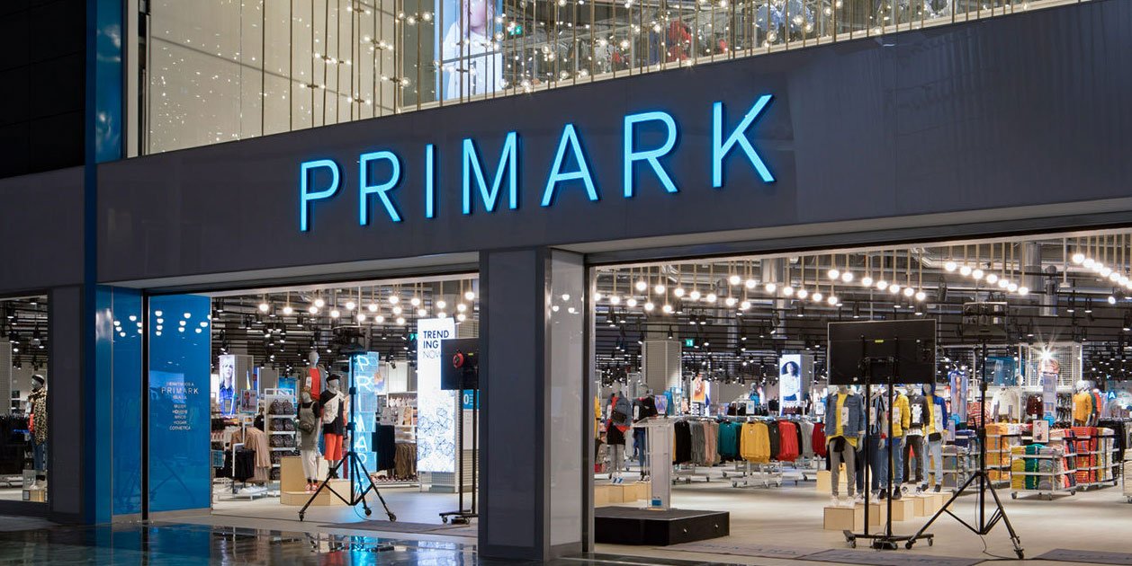 La tendencia entre las más fashion es usar las nuevas bolsas reutilizables de Primark como bolso, 2 euros