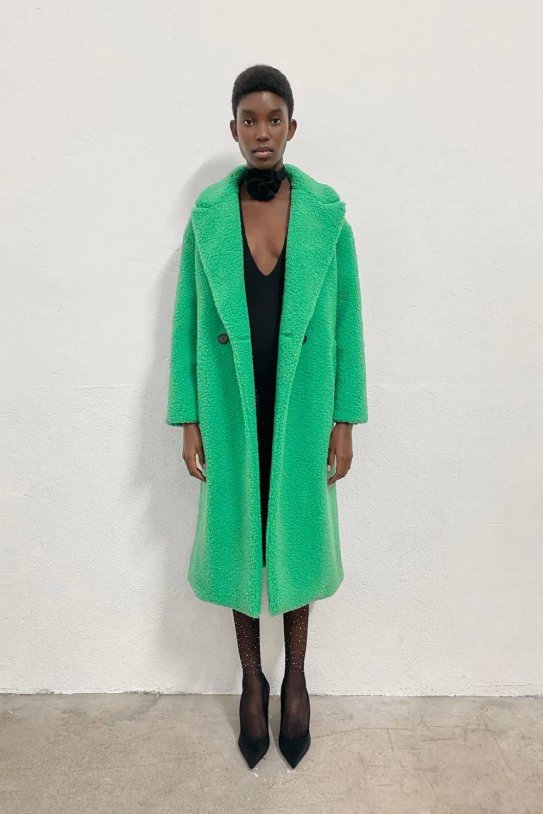 La compra en las rebajas de es el abrigo de peluche verde que Violeta Mangriñán ha hec...