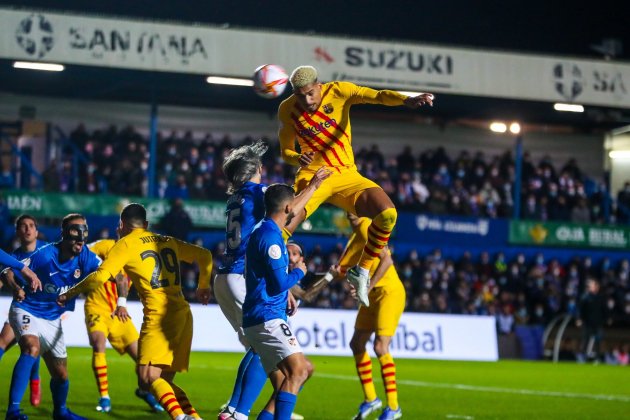 Araujo remate cabeza Linares FC Barcelona Araujo remate cabeza Linares FC Barcelona