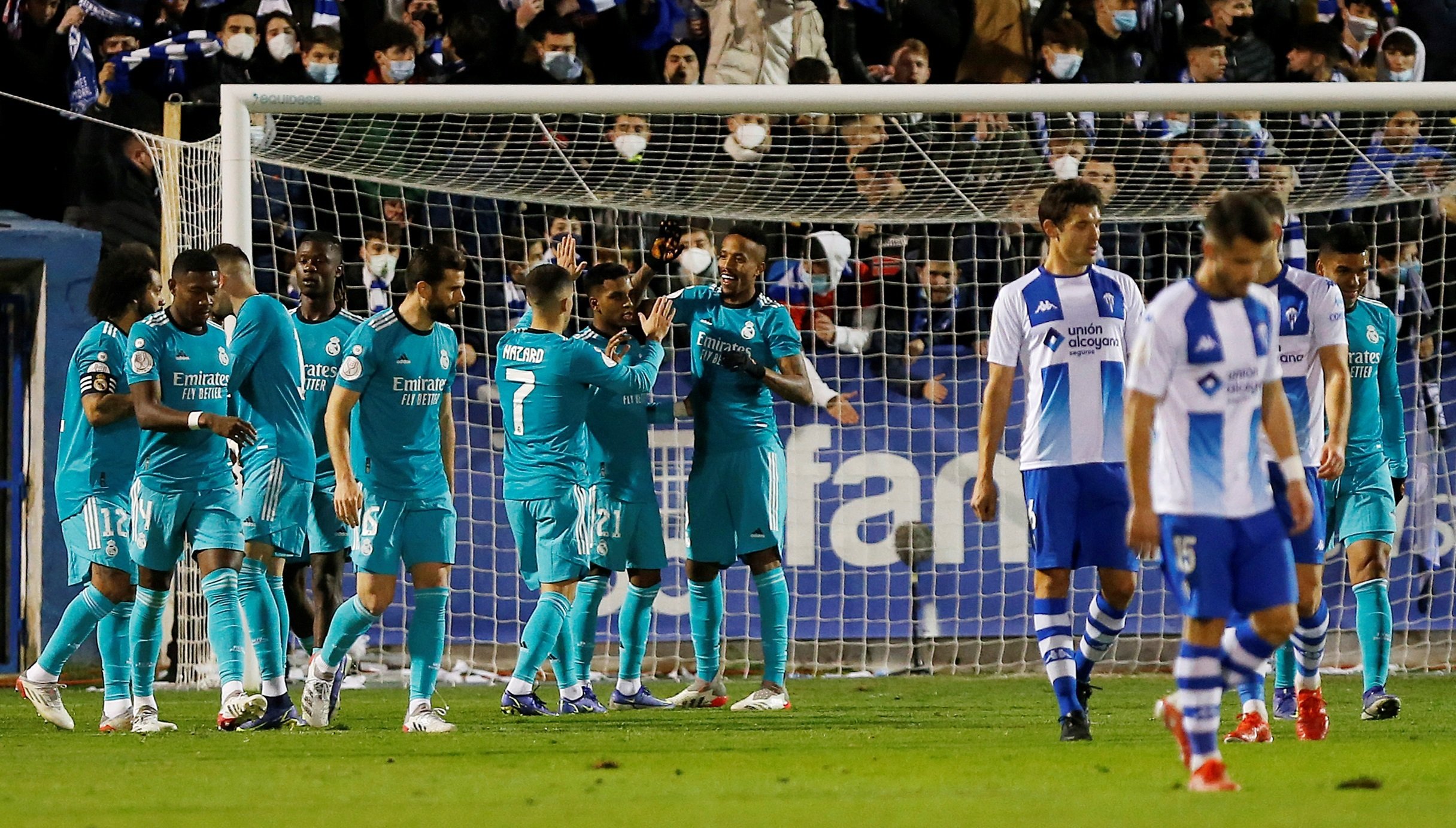 El Real Madrid gana con suerte y evita repetir ridículo contra el Alcoyano (1-3)
