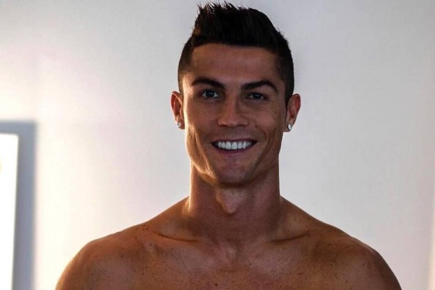 Cristiano Ronaldo presume de su cuerpazo 