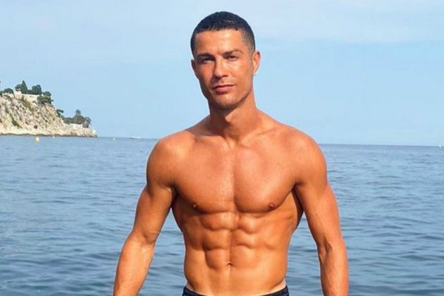 Cristiano Ronaldo mostra um grande corpo/redes