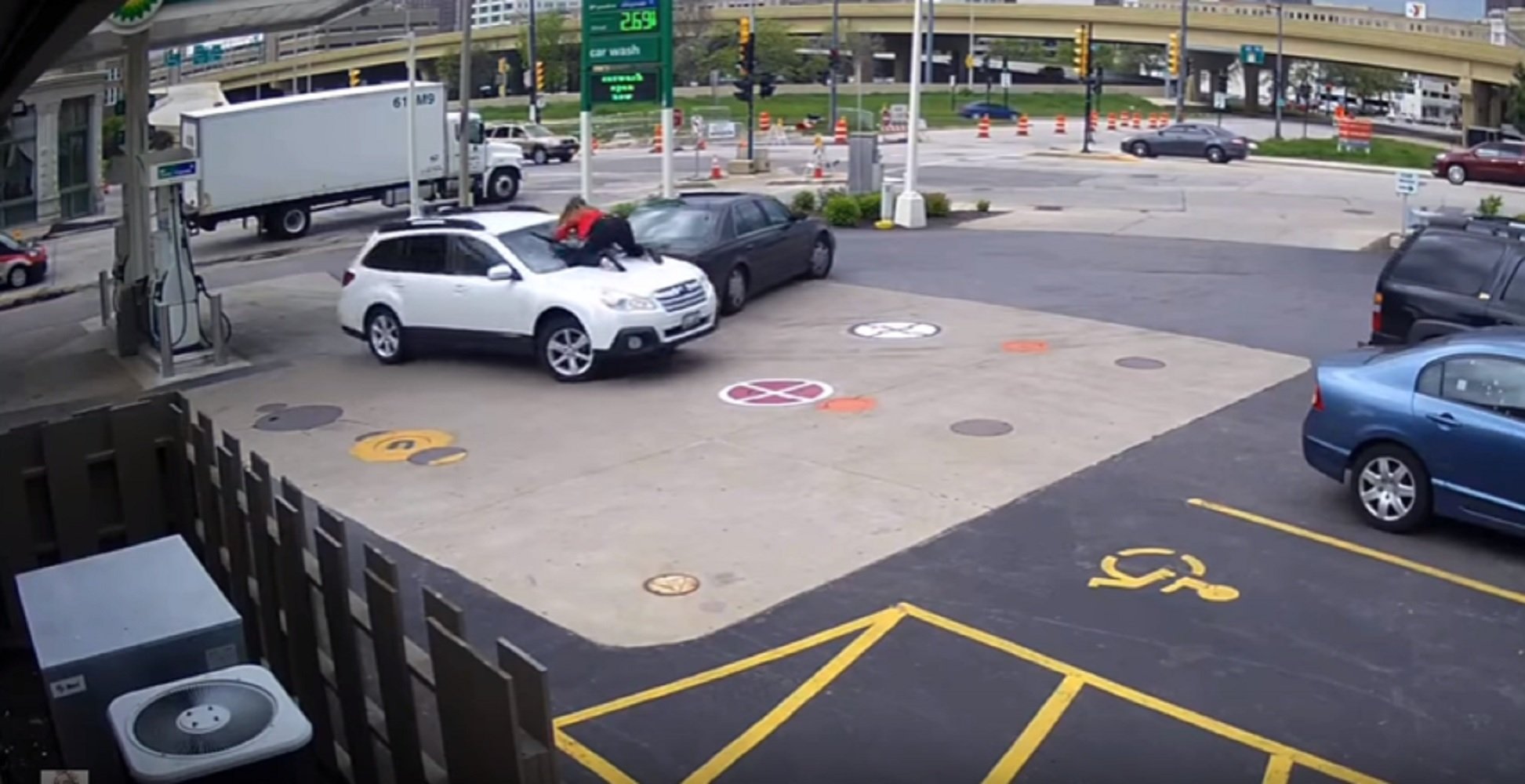 VÍDEO: La dona que es juga la vida per impedir el robatori del seu cotxe