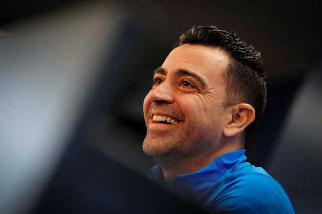 xavi hernandez rient roda de premsa efe