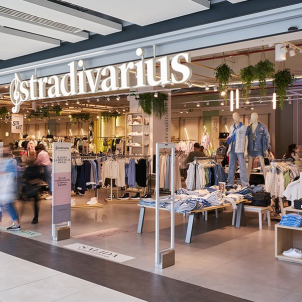 Decimos “sí” a la nueva falda denim de tubo perfecta de Stradivarius en 4 colores
