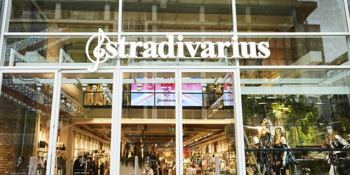 Stradivarius recupera el estampado que triunfó en los 60 y lo convierte en el vestido rebajado del momento