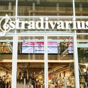 Stradivarius recupera l'estampat que va triomfar en els 60 i el converteix en el vestit rebaixat del moment