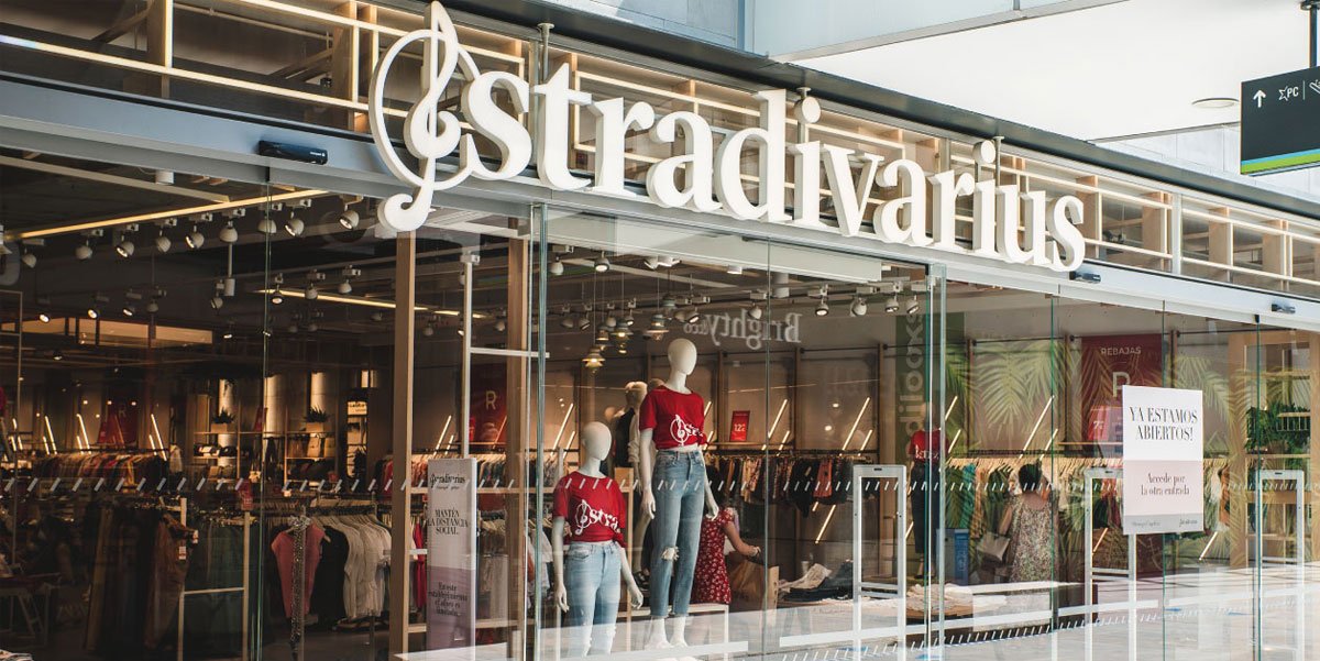 Stradivarius reinterpreta la camisa de popelín de toda la vida
