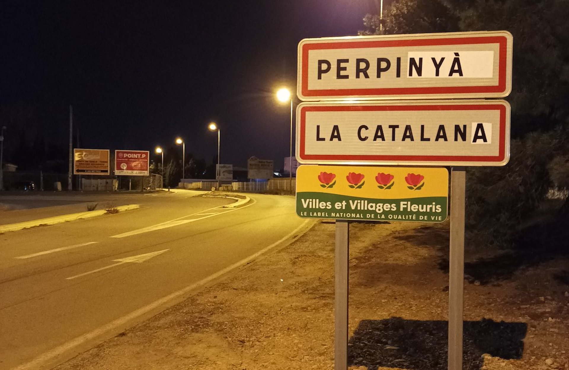 Pegan adhesivos con letreros en catalán en las entradas de Perpinyà