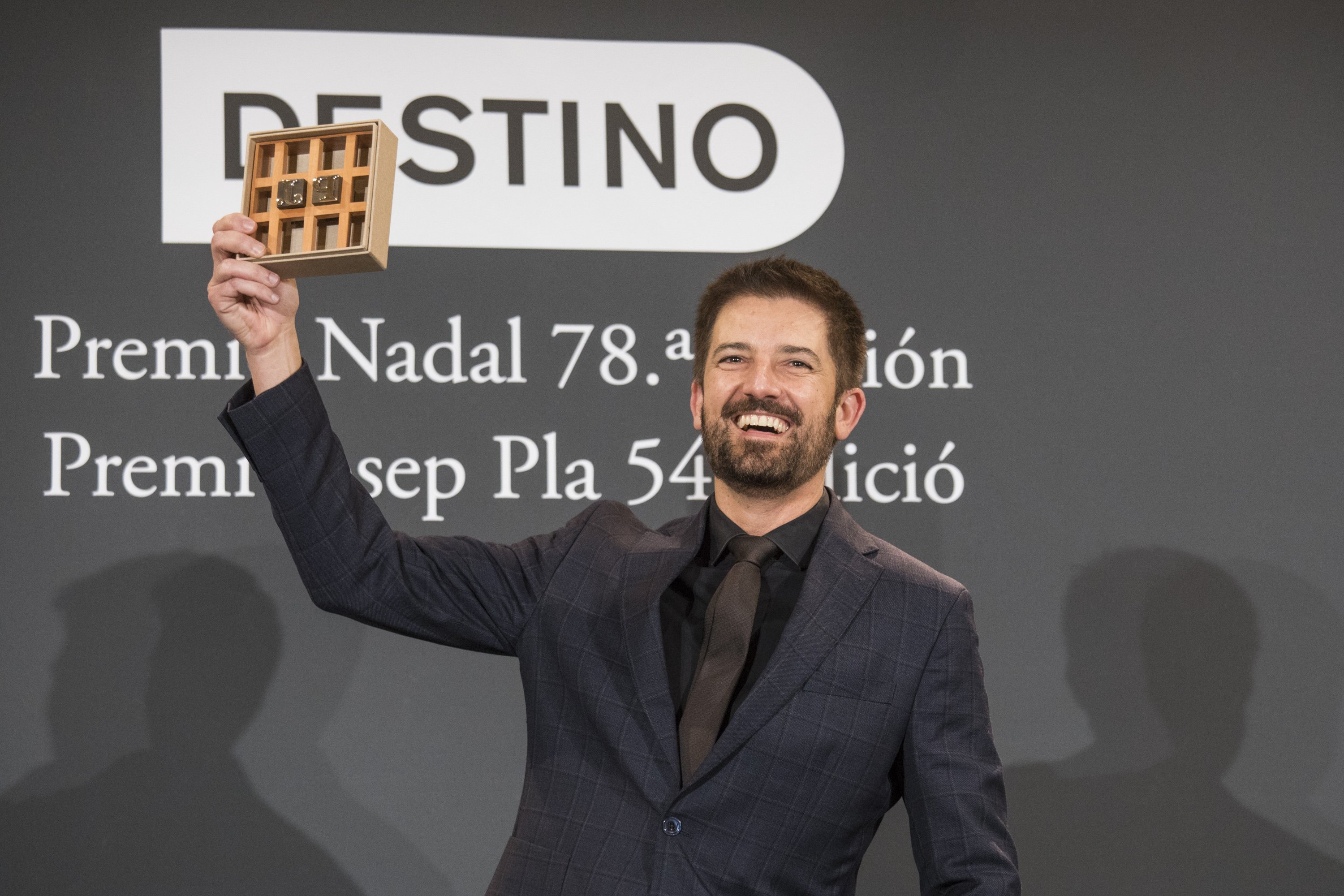 Tony Cruanyes gana el premio Josep Pla con la novela 'La vall de la llum'