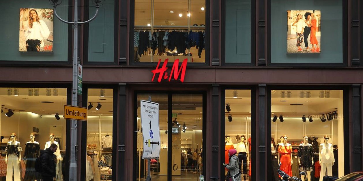 El no va más en H&M es colocarle hombreras a una sudadera y convertirla en la última tendencia