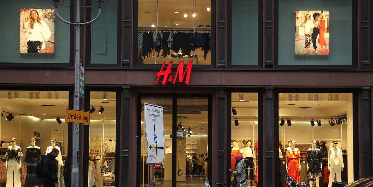 Están los vaqueros de toda la vida y luego los de H&M con lazada en las perneras que están arrasando