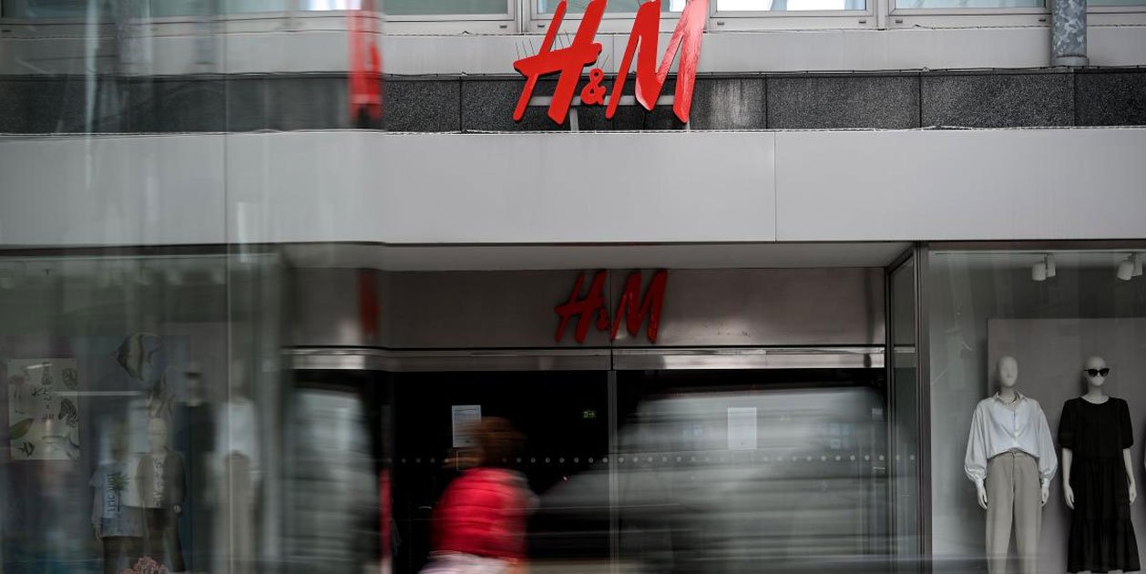 H&M assalta l'Alta Costura amb la nova jaqueta bouclé per a totes les butxaques