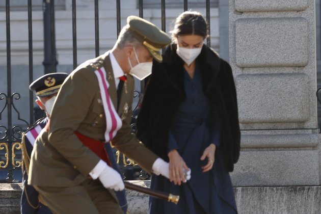 Felipe recoge broche Letizia GTRES