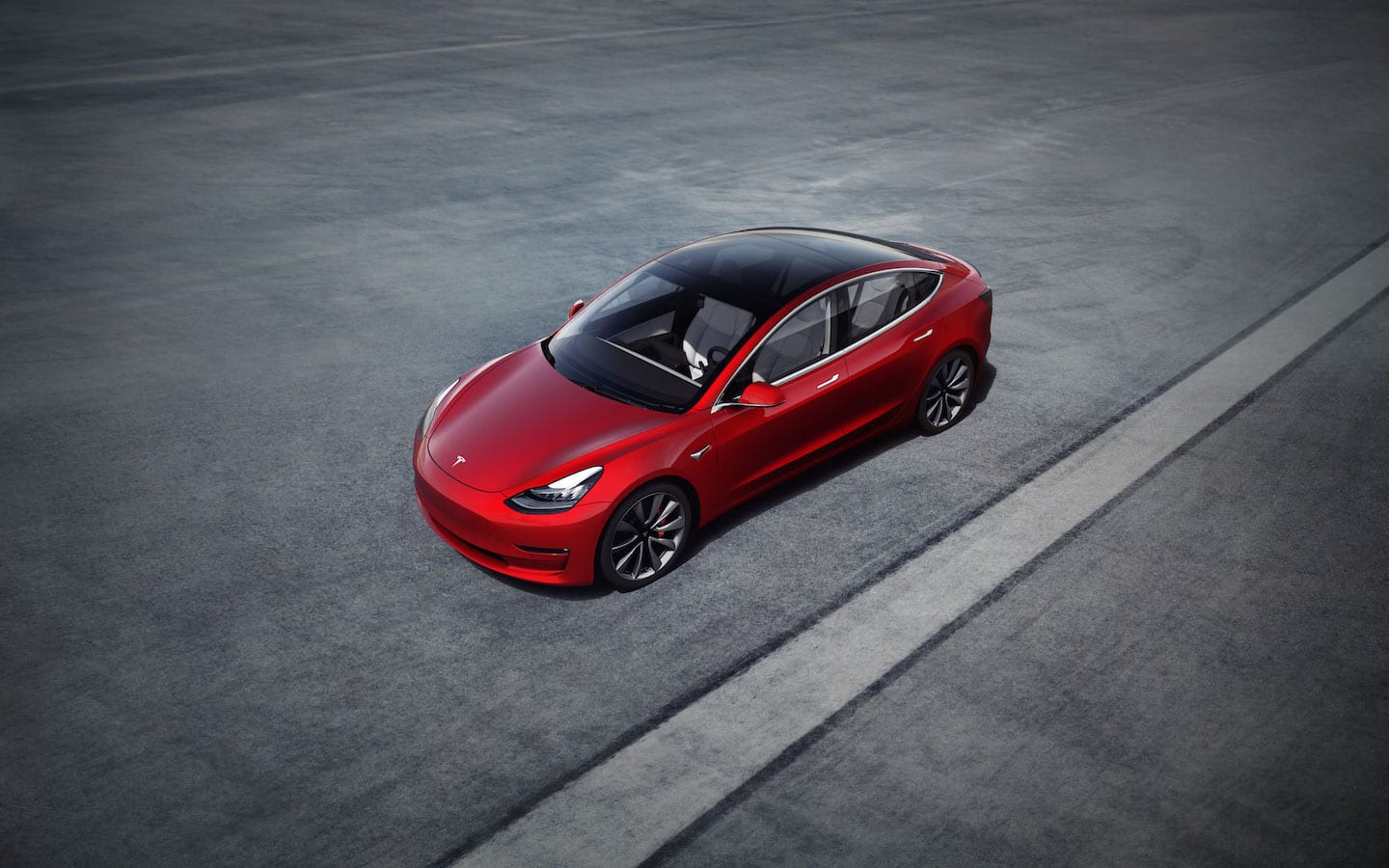 El Tesla Model 3 es el rey de los eléctricos, pero hay un alternativa 18.500 euros más barata que sube como la