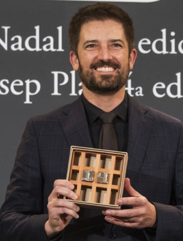 Toni Cruanyes con el premio Josep Pla Instagram