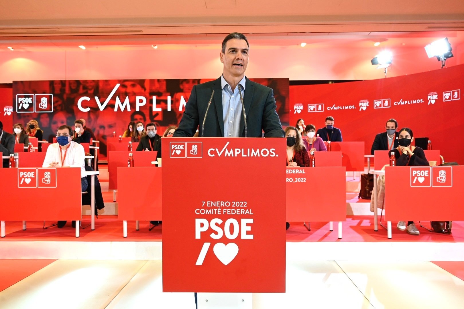 Sánchez cambia de estrategia: ahora pide "convivir" con el virus