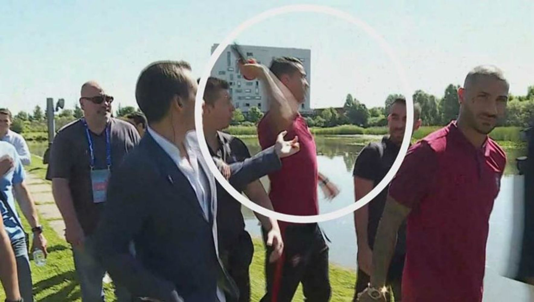 Vídeo: Cristiano Ronaldo lanza el micrófono de un periodista al lago