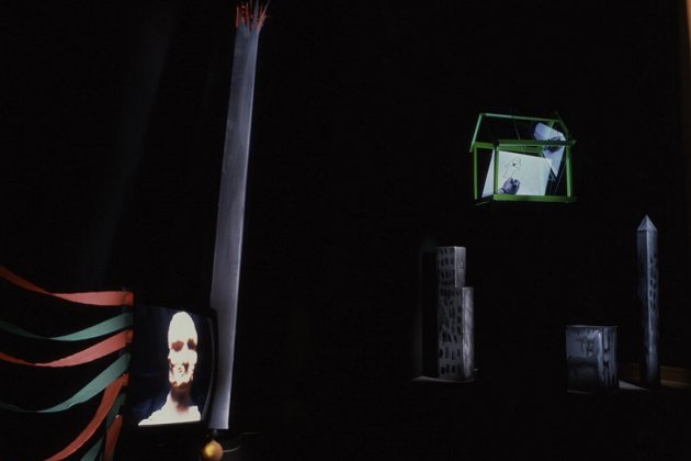 tony oursler ha centrado gran parte de su trabajo en observar como la cultura popular el cine y los medios de comunicacion c