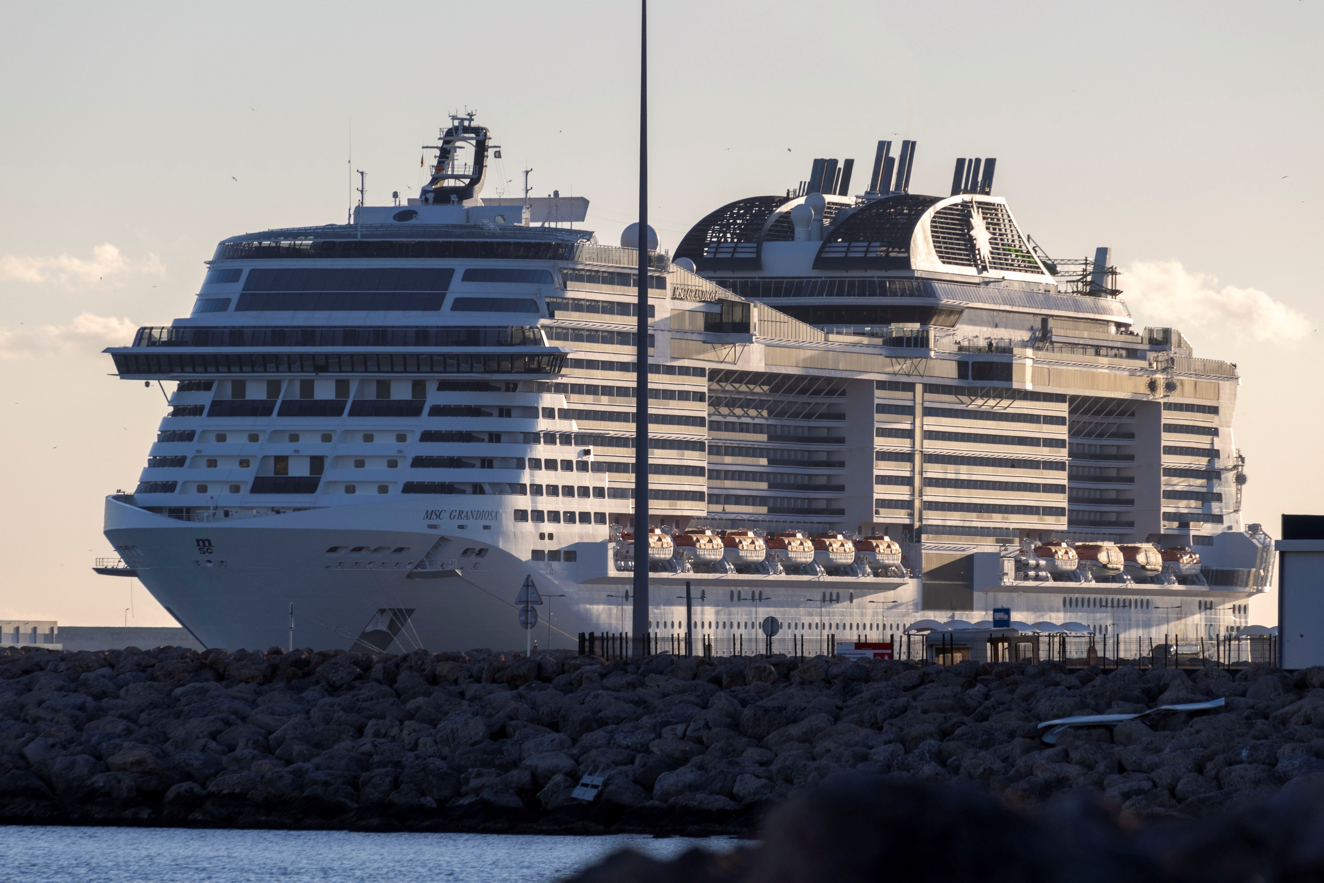 Un crucero llega a Barcelona después de desembarcar pasajeros contagiados de covid-19