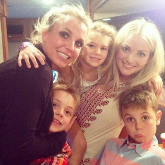Britney Spears al costat de|juntament amb la seva germana