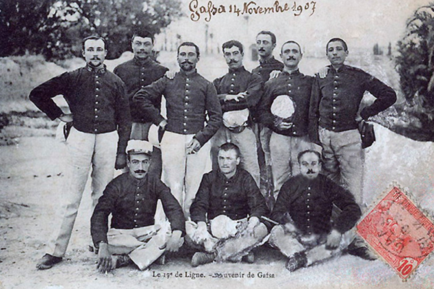 Soldats del 17è Regiment a Gafsa (colònia francesa de Tunisia) després de la Revolta dels Vinyaters. Font Wikimedia Commons