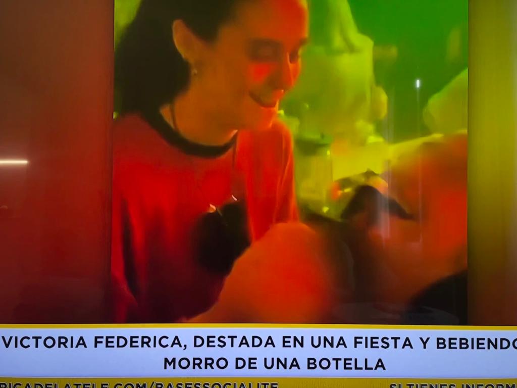 Victoria Federica botella fiesta Telecinco